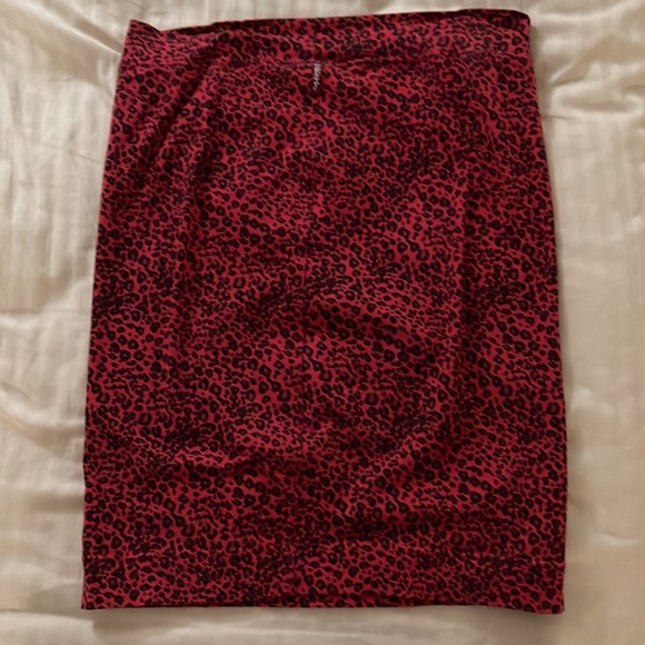 Hard tail red leopard skirt. 23 inches from waist till bottom. - Picture 3 of 3